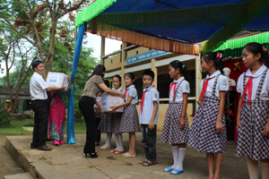 Vừa qua, Sở LD-TB&XH đã đến thăm và tặng quà cho trẻ em xã Bình Chân nhân dịp quốc tế thiếu nhi 1/6.