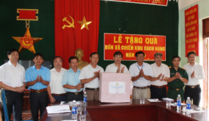 Đồng chí Bùi Văn Cửu, Phó Chủ tịch TT UBND tỉnh tặng quà cho các xã thuộc các căn cứ cách mạng tại huyện Đà Bắc.
