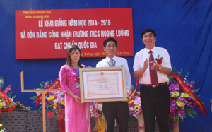 Lãnh đạo Sở GD&ĐT trao bằng công nhận đạt chuẩn quốc gia cho đại diện trường THCS Noong Luông.