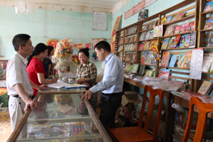 Đoàn kiểm tra của Chi cục DS/KHHGĐ kiểm tra nguồn sách tài liệu tại nhà sách nhân dân huyện Lạc Sơn.