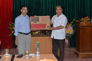 Lãnh đạo LĐLĐ tỉnh trao tặng xã 1 bộ máy vi tính.