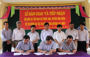Lãnh đạo Sở NN&PTNT, huyện Mai Châu, Lạc Thuỷ, ký kết bàn giao và tiếp nhận dân.