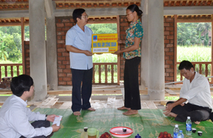 LĐLĐ huyện Lạc Sơn phối hợp với LĐLĐ tỉnh hỗ trợ 30 triệu đồng xây dựng nhà mái ấm công đoàn cho gia đình đoàn viên Bùi Thị Nhiền, trường mầm non xã Yên Nghiệp.