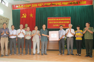 Đồng chí Nguyễn Văn Quang, Phó Bí thư Tỉnh uỷ, Chủ tịch UBND tỉnh trao quà cho Đảng bộ, chính quyền và nhân dân 2 xã Tân Phong và Yên Thượng.

