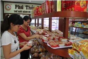 Người dân đến mua các mặt hàng bánh trung thu được bày bán khá sớm tại cửa hàng bánh Phú Thủy (Tp. Hòa Bình).
