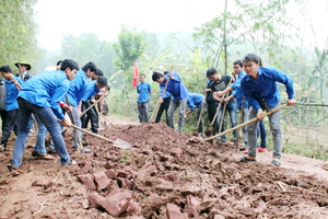 ĐV- TN huyện Lạc Sơn tham gia làm đường giao thông nông thôn tại xã Nhân Nghĩa trong chiến dịch thanh niên tình nguyện hè năm 2014.