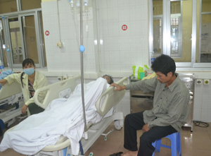 Bệnh nhân Xa Đức Thuận đang được điều trị tại Bệnh viện đa khoa tỉnh.