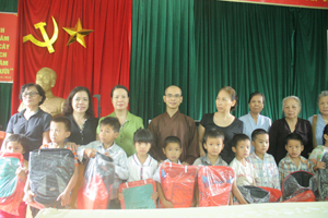 Đại diện Ban Trị sự giáo Hội Phật giáo tỉnh và các mạnh thường quân Thủ đô Hà Nội tặng quà cho học sinh nghèo trường Tiểu học Bắc Sơn (Kim Bôi).
