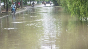 Trận mưa kéo dài sáng 29-8, khiến nhiều tuyến đường ở Hà Nội bị ngập. (Ảnh Internet)