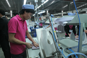 Kịp thời tháo gỡ khó khăn, hỗ trợ doanh nghiệp SX-KD hiệu quả là giải pháp quan trọng cải thiện môi trường kinh doanh của tỉnh. Trong ảnh: Dự án Esquel Hòa Bình của Tập đoàn Esquel xây dựng tại Việt Nam, quy mô sản xuất giai đoạn 1 trên 7 triệu sản phẩm may mặc dệt thoi hoặc dệt kim/năm chính thức đi vào hoạt động tại KCN Lương Sơn.
