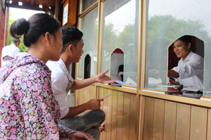 Người dân hài lòng với chất lượng phục vụ của cán bộ, công chức  tại điểm giao dịch “một cửa” xã Phú Cường.