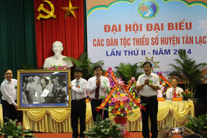 Thay mặt lãnh đạo tỉnh, đồng chí Bùi Văn Cửu, Phó Chủ tịch TT UBND tỉnh tặng hoa chúc mừng Đại hội.
