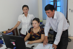 Đội ngũ cán bộ UBKT Huyện uỷ Yên Thuỷ thường xuyên cập nhật thông tin để phục vụ công tác KT, GS của Đảng bộ.