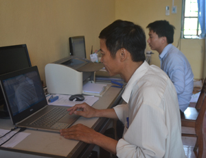 Cán bộ, công chức xã Lạc Thịnh ứng dụng công nghệ thông tin trong thực thi nhiệm vụ.