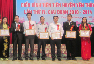Lãnh đạo huyện Yên Thủy trao giấy khen cho các điển hình tiên tiến trong phong trào thi đua yêu nước giai đoạn 2010-2014.