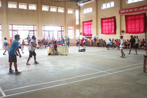 Một trận thi đấu tại giải cầu lông các lứa tuổi huyện Đà Bắc năm 2015.