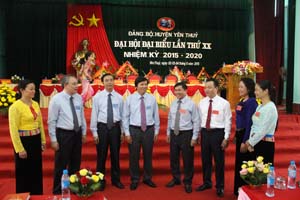 Đồng chí Trần Đăng Ninh, Phó Bí thư Thường trực Tỉnh ủy và các đồng chí trong BTV Tỉnh uỷ gặp gỡ trao đổi với đại biểu dự Đại hội.

