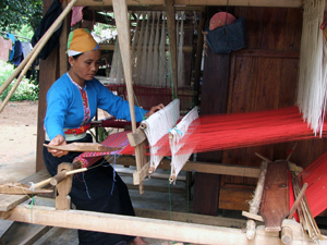 Phụ nữ xã Đông Lai, Tân Lạc phát triển nghề dệt thổ cẩm truyền thống.

