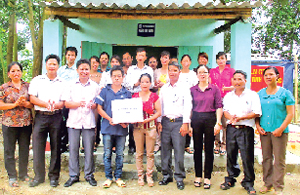 Hội LHPN huyện tặng nhà mái ấm tình thương cho gia đình hội viên hoàn cảnh khó khăn xã Yên Quang. Ảnh: PV

