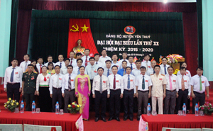 BCH Đảng bộ huyện Yên Thủy khoá XX ra mắt Đại hội.