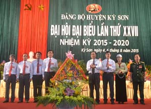 Đồng chí Nguyễn Văn Quang, Phó Bí thư Tỉnh ủy, Chủ tịch UBND tỉnh tặng hoa chúc mừng Đại hội.