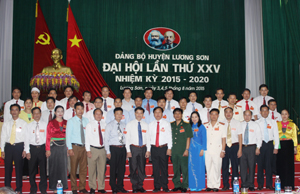 BCH Đảng bộ huyện Lương Sơn khóa XXV, nhiệm kỳ 2015-2020 ra mắt đại hội.