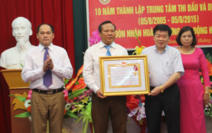 Thừa uỷ quyền, đồng chí Nguyễn Văn Chương, Phó Chủ tịch UBND tỉnh trao tặng Huân chương Lao động hạng ba cho tập thể lãnh đạo TT Thi đấu và dịch vụ TDTT.

