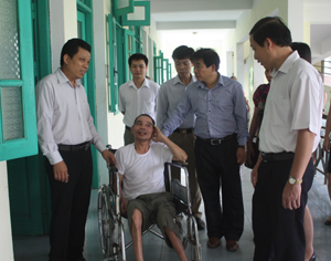Đồng chí Bùi Văn Cửu, Phó Chủ tịch TT UBND tỉnh cùng đoàn công tác thăm hỏi bệnh nhân tại Bệnh viện YHCT tỉnh.