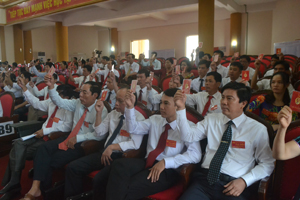 Các đại biểu dự Đại hội biểu quyết thông qua Nghị quyết Đại hội Đảng bộ huyện Kỳ Sơn lần thứ XXVII, nhiệm kỳ 2015- 2020.

