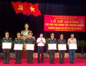 Đồng chí Bùi Văn Cửu, Phó Chủ tịch TT UBND tỉnh trao tặng Bằng khen của UBND tỉnh cho các tập thể, cá nhân có thành tích xuất sắc trong chỉ đạo, tham mưu và học tập tại lớp đào tạo.