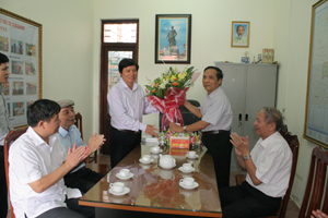 Đồng chí Trần Đăng Ninh, Phó Bí thư TT Tỉnh uỷ tặng hoa và quà nhân ngày vì NNCĐDC/Dioxin Việt Nam.

