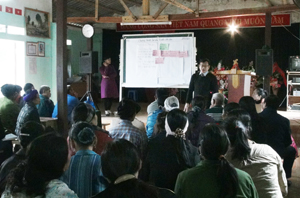 Người dân xã Dân Hạ (Kỳ Sơn) tham dự buổi tuyên truyền, tư vấn pháp luật về đất đai.