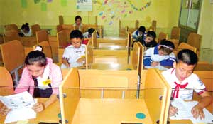Phòng học bộ môn tại các trường trên địa bàn huyện Lạc Sơn được tăng cường cơ sở vật chất.  Ảnh: Giờ thi Olympic tiếng Anh cấp huyện của học sinh khối tiểu học tại trường THCS  thị trấn Vụ Bản.
