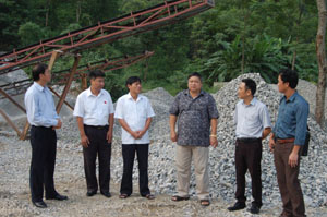 Đoàn công tác của Thường trực HĐND tỉnh kiểm tra hoạt động khai thác khoáng sản tại Công ty TNHH 1 thành viên Ánh Hồng, xã Bắc Sơn (Kim Bôi).