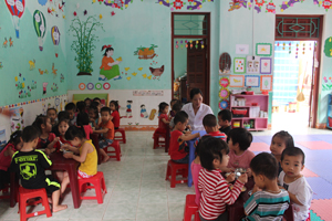 Trẻ em huyện Đà Bắc được bình đẳng trong mọi lĩnh vực giáo dục, y tế… Ảnh: Một buổi ăn trưa của trường mầm non Hòa Mai – thị trấn Đà Bắc. 
