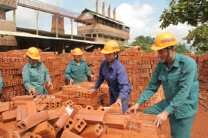 Hàng năm, công nhân Công ty CP Gạch ngói Quỳnh Lâm (TPHB) trang bị đầy đủ BHLĐ, đảm bảo công tác ATVSLĐ.
