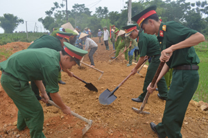 LLVT tham gia làm đường giao thông  tại xóm Tôm trong diễn tập chiến đấu trị an xã Hợp Thịnh (Kỳ Sơn) năm 2015.