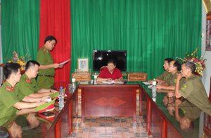 Cán bộ, chiến sĩ Công an huyện Mai Châu đôn đốc, hướng dẫn  chính quyền và ban công an xã Tòng Đậu xây dựng và và duy trì hiệu quả mô hình an ninh tự quản.
