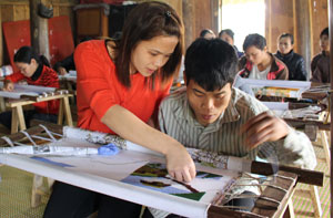 Hàng năm, Trung tâm Nhân đạo Minh Đức (Lương Sơn) đã phối hợp với Hội Bảo trợ NTT & TMC triển khai mở lớp dạy nghề, tạo việc làm sinh kế hàng trăm người khuyết tật của tỉnh.