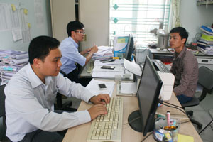 Cán bộ Phòng Nội vụ huyện Kim Bôi cập nhật thông tin về chất lượng cán bộ, công chức trên địa bàn.