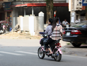 Đi xe đạp điện không đội mũ bảo hiểm chạy tốc độ cao trên đường Cù Chính Lan, TP Hòa Bình.