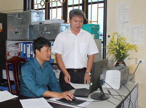 Đồng chí Phan Văn Sỹ (người đứng) thường xuyên trao đổi, hướng dẫn nghiệp vụ cho các cán bộ, đảng viên trẻ của phòng.
