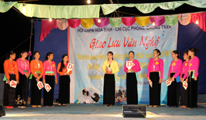 Hai đội tham gia giao lưu trả lời kiến thức về 4 phẩm chất đạo đức Phụ nữ Việt Nam thời kỳ đẩy mạnh CNH-HĐH đất nước: “Tự tin - Tự trọng - Trung hậu - Đảm đang”.