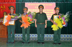 Thừa ủy quyền của Chủ tịch nước, đại tá Hà Tất Đạt, Chỉ huy trưởng Bộ CHQS tỉnh trao tặng Huân chương BVTQ các hạng cho các đồng chí có đóng góp cho sự nghiệp BVTQ.