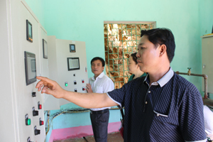 Tổ quản lý vận hành công trình cấp nước xã Chiềng Châu  (Mai Châu) quản lý tốt thiết bị, máy móc đảm bảo nước sinh hoạt cho dân cư trên địa bàn.