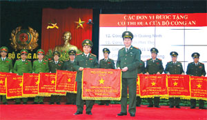 Đại tướng Trần Đại Quang, UV Bộ Chính trị, Bộ trưởng Bộ Công an trao tặng cờ thi đua xuất sắc cho Công an tỉnh.