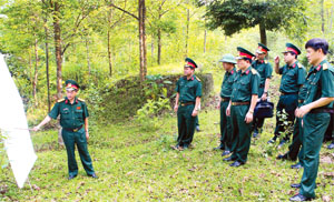 Đại tá Hà Tất Đạt (đứng giữa) cùng lãnh đạo, chỉ huy Bộ CHQS tỉnh kiểm tra tình hình xây dựng các công trình phục vụ công tác huấn luyện, diễn tập chiến đấu của LLVT tỉnh tại xã Dân Chủ (TPHB). Ảnh PV.