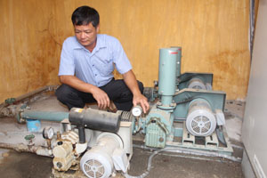 Cán bộ kỹ thuật bệnh viện đa khoa huyện Đà bắc vận hành hệ thống xử lý chất thải lỏng được đầu tư công nghệ mới đảm bảo xử lý 100% lượng chất thải, không gây nguy hại tới môi trường.