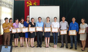 Lãnh đạo Huyện đoàn trao giấy khen cho các cá nhân có thành tích xuất sắc trong công tác Đội và phong trào thiếu nhi năm học 2014 – 2015.
