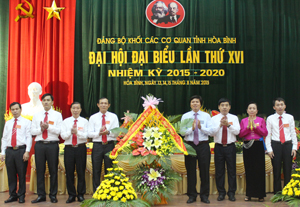 Đồng chí Trần Đăng Ninh, Phó Bí thư TT Tỉnh ủy tặng lẵng hoa chúc mừng đại hội.